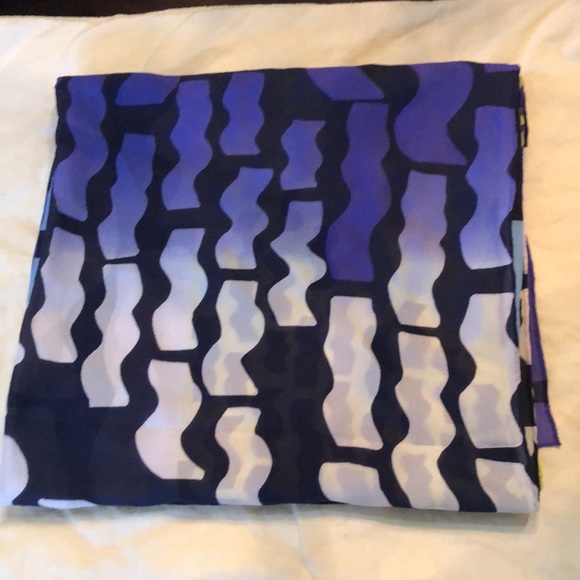 DVF Silk Vibrant mixed colors 48” x 52” Luxurious abstract scarf - Picture 8 of 12